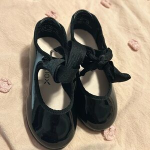 Capezio Recital Black tap shoes with bow 6.5 m little girls NEW with box.
